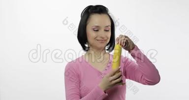年轻的女人吃香蕉说。 女孩先<strong>咬一口</strong>然后说想<strong>咬</strong>